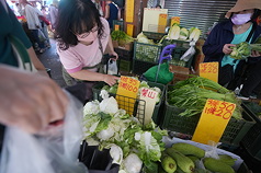 台中市、苗栗縣、彰化市政府6日陸續宣布，7日停止上班、上課。圖為民眾預期蔬果可能受颱風影響漲價，6日前往傳統市場採買時確認菜價。(圖：中央社)