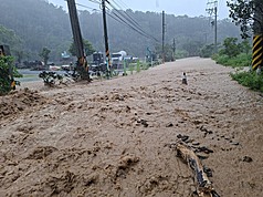 颱風丹娜絲帶來豪雨，屏東縣牡丹鄉6日累積雨量已破400毫米，鄉內多處淹水，泥水一度淹沒道路（民眾提供）

