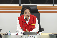 颱風丹娜絲來襲，總統賴清德6日前往中央災害應變中心視察，提到這次颱風路徑走台灣海峽方向
較特別，預期受到衝擊會較大，要請中央和地方通力合作，審慎因應。(圖：中央社)
