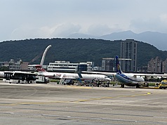 民航局指出，為配合漢光41號演習，明起至17日，台灣7個機場的起降作業恐受影響。圖為松山機場。(圖：中央社)