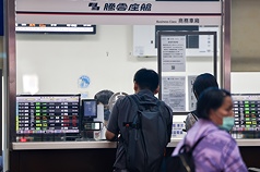 台鐵午前西部幹線對號列車停駛。圖為
旅客在台北車站售票櫃檯辦理票務。(中央社資料照片)

