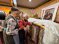 在印度德里的藏人6日齊聚一堂，歡慶達賴喇嘛90歲生日，藏人排隊獻上哈達表示祝賀。(圖：中央社)
