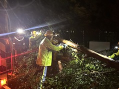 颱風丹娜絲造成高雄市多區停電，台灣電力公司人員冒雨持續搶修。（台電高雄區處提供）
