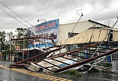 颱風丹娜絲6日深處在嘉義布袋登陸，嘉義市經1個多小時強陣風肆虐，7日市區街景滿目瘡痍。

