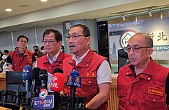 颱風丹娜絲來襲，基北北桃未放颱風假引議論。新北市長侯友宜（右2）7日上午接受媒體聯訪時對此表示，人民生命安全絕對不是政治籌碼，「我們一切的
決定，是以專業的判斷為準」。
