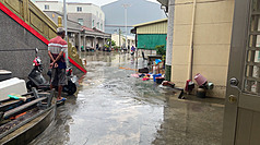 颱風丹娜絲襲台，高雄6日晚間風強雨大，旗津中區污水處理廠進水量驟增、抽水管線破裂，造成上竹里
淹水。（高雄市水利局提供）

