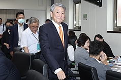 CD
美國對等關稅大限將至  郭智輝：還在談判
美國總統川普對等關稅暫緩期限將至，美國官員近日
表示，若貿易夥伴未能達成協議，關稅措施將於8月1
日生效。面對媒體關切台美關稅談判進度，以及企業
憂心關稅造成出走潮等影響，經濟部長郭智輝
（中）7日在立法院表示，「還在談判」，並未透露
太多談判細節。
中央社記者吳家昇攝  114年7月7日
