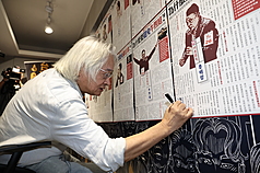 「大罷免大成功．非選舉公報」發行記者會7日下午在台北舉行，「給我報報」創辦人馮光遠（圖）現場簽名，為選舉期間所有文宣品背書。(圖：中央社)
