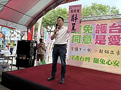 行政院中部聯合服務中心執行長莊競程8日宣布，由於中辦今年經費遭立法院刪除，面臨中斷危機，他決
定請辭執行長，轉任公民志工，全力挺罷免行動。（莊競程提供/中央社）

