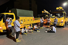 颱風丹娜絲侵襲期間台南曾停電戶數達19萬2844戶，台電人員日夜不停歇進行修復，把握時間用餐補充體
力。(台電提供)