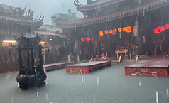彰化縣8日上午短時間降下大雷雨，國定古蹟鹿港天后宮廟埕排水不及水淹到膝蓋高度，天公爐、供桌都泡在水中，廟方緊急出動抽水機加強排水。（讀者提供/中央社）

