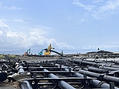 颱風丹娜絲肆虐南台灣，屏東縣佳冬鄉外海太陽光電系統浮台受損漂流上岸，綿延逾1公里，業者採用人力配合重機具加速移除。 (檔案照)