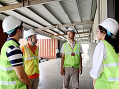 鴻泰國際物流有限公司海防分公司業務經理黃元廷（右2）觀察，越南與美國的對等關稅架構確定之
後，客戶就能為產品定價，有感受到訂單在逐漸回穩。