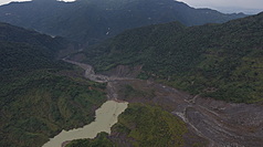 雲林古坑鄉草嶺村受連日降雨影響，發生邊坡崩塌滑落導致河道阻塞，並形成堰塞湖。第四河川分署9日
表示，目前正在了解堰塞湖壩體規模及回水影響範圍，研擬進一步處理方案。（草嶺居民蘇大昆提供/中央社)
