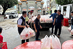 颱風丹娜絲重創台南，部分偏遠部落因停電、交通等因素，獨居戶及長者用餐不便，學甲慈濟宮9日特別準備上千個便當要送往災區，盼助解燃眉之急。
（學甲慈濟宮提供）