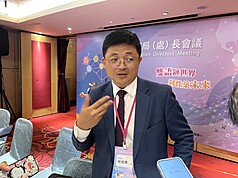 總統賴清德指示教育部，深化學子對中國威脅的識讀教育。教育部9日在嘉義舉辦全國教育局處長會議，主任秘書林伯樵(圖)受訪表示，目前有13篇補充教材完成初步審查，預計9月開學後將陸續上路。(圖：中央社)