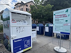 瑞士織品回收商與地方政府合作，支付場地費用，收集各地的舊衣，揀選、清潔後，再大批販售給二手衣機構，再度回到消費市場，成為織品良性循環，過程中也創造許多就業機會。