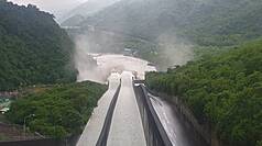 受颱風丹娜絲過境及低壓帶影響，台南近日持續降雨，曾文、南化等主要水庫蓄滿，陸續調節性放水及
溢流。圖為曾文水庫10日放水情形。（南水分署提供）

