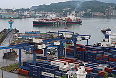 圖為陽明海運貨輪行駛於基隆港。資料照。
