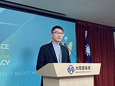 陸委會10日舉行例行記者會，由發言人梁文傑回應媒體提問。(中央社)