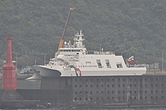 海巡署萬里艦10日在蘇澳軍港由吊車掛載雄二反艦飛彈進入預留的彈槽內，執行平戰轉換驗證。(圖：中央社)