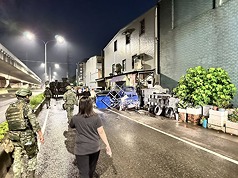 國軍「漢光41號」9日起進行實兵操演，10日深夜卻有戰車因不熟路況，在桃園市新屋區開進小路、擦撞
民宅和車輛。（民眾提供）