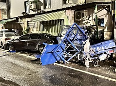 軍方戰車深夜擦撞民宅和車輛（民眾提供）(資料照)
