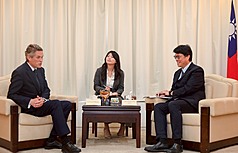 陸委會主委邱垂正（右）日前接見英國國會議員威廉
森（左），雙方就兩岸及區域情勢交換意見。（陸委會提供）
