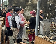 颱風丹娜絲肆虐台南，總統賴清德（前右2）11日前往七股區視察災損情形，並慰問災民。