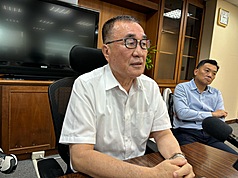 輝達計畫將台灣總部設置於北士科T17、T18基地，但
基地地上權如何移轉仍待討論。台北市副市長李四川
（中）11日表示，最佳方式是市府與新光人壽合意解
約，再依輝達需求進行都市計畫變更程序，將2塊基
地整合後重新設定地上權。(圖 : 中央社)
