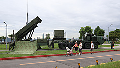 空軍防空暨飛彈指揮部11日上午起在台北大直美堤河
濱公園等處部署愛國者防空飛彈系統，採分散式設置
在基隆河南北兩岸，一早就受到公園運動、休憩民眾
矚目。(圖 : 中央社)

