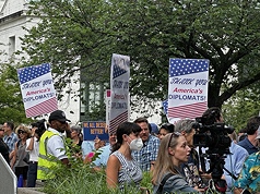美國國務院11日裁員逾1300人，作為全面改組的一環。國務院大門口附近有民眾舉著寫有「謝謝你，美
國外交官」的標語聲援被裁人員。

