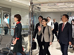 各界關注台灣對等關稅新稅率，負責對美談判的行政院副院長鄭麗君（揮手者）12日清晨返抵台灣。
