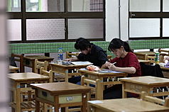 114學年分科測驗12日舉行第2天考試。圖為考生應試前複習考試重點。