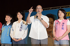 國民黨立委王鴻薇(左2)12日在民生社區活動中心舉辦反罷後援會成立大會，國民黨主席朱立倫(右
2)出席宣講。
