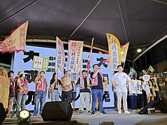 首波立委罷免投票即將舉行，由網紅陳柏源(閩南狼)籌辦的「反共護台總動員」晚會12日晚間在台中市水安宮登場，呼籲民眾勇敢站出來，投下同意罷免票。（民眾提供/中央社）

