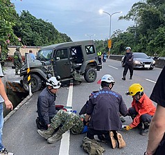 國軍第四作戰區轄屬重防營一輛輕型戰術輪車12日行經高雄市旗山區旗南路時自撞路墩，3名官兵受傷，送醫治療無生命危險。（高雄市警察局旗山分局提供/中央社）
