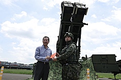 國軍「漢光41號」演習實兵操演13日進入第5天，愛國者防空飛彈車進駐台北市觀山河濱公園，國防部長顧立雄(左)到場視察並致贈加菜金。(中央社)
