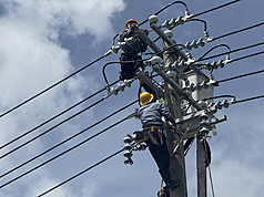 颱風丹娜絲造成嘉義縣大停電，台電人員13日頂著烈日，在沿海地區全力搶修電桿。（台電提供）
