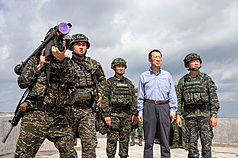 國防部長顧立雄（右2）13日視導海軍陸戰隊防空部隊，肯定官兵迅速完成接戰程序，並熟悉雙聯裝刺針飛彈及人攜式刺針飛彈（左1）等裝備。（國防部提供）