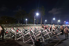 漢光41號實兵操演繼續進行。陸軍54工兵群13日深夜至14日凌晨在台南市北區北安橋演練阻絕作業，以鋼刺蝟、蛇腹型鐵絲網、廢棄車輛等封控重要交通節點。
