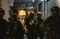 國軍漢光41號實兵演習14日進入第6天，憲兵指揮部凌晨於北捷演練「物資轉用」科目，其中官兵在萬華地區背負人攜式刺針飛彈（中）。