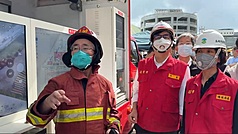 高雄市小港區三元能源公司鋰電池工廠14日火警，高
雄市長陳其邁（前中）到場關切。
（高雄市政府提供）