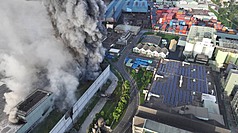 高雄市小港區三元能源科技公司鋰電池工廠14日火
警。（高雄市消防局提供)