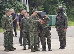 賴清德總統（前右3）14日抵達高雄左營海軍基地，視導「漢光41號演習－海軍防禦性布雷操演」，聽取人員簡報。