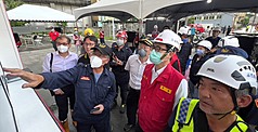 高雄市小港區三元能源公司鋰電池工廠14日發生火警，消防局15日上午7時許撲滅火勢。市長陳其邁
（前右2）也重回現場關切救災，他表示目前空氣品質無異常，環保局將持續監控。（高雄市政府提供）
