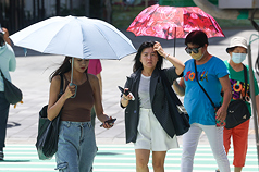 中央氣象署15日發布高溫資訊，台北市、新北市為黃色燈號，注意攝氏36度以上高溫，預防熱傷害。