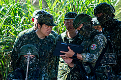 國軍「漢光41號」實兵操演進入第7天，陸軍269旅上午在新北八里執行縱深防衛作戰演練。總統賴清德
（左1）親自視導，實地了解相關單位演練實況。（總統府提供）
