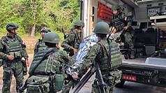 國軍「漢光41號」實兵操演持續進行，陸軍金門防衛指揮部15日下午在花崗石醫院，實施戰傷救護與大量
傷患後送演練。(圖 : 中央社)

