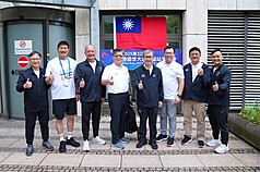 2025德國萊茵魯爾世界大學運動會將於台灣時間17日凌晨開幕，教育部長鄭英耀（右4）、體育署長鄭世忠（右3）15日前往埃森中繼站視察，希望能給選手全方位照護。
（體育署提供）